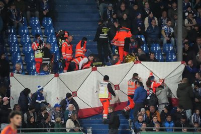 Ein medizinischer Notfall wird abgeschirmt. (Archivbild)