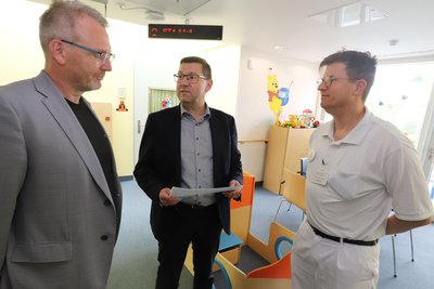 Landrat Sven Krüger und Brauhaus-Geschäftsführer Holger Scheich übergeben ihren Spendenscheck an Dr. Ulrich Zügge, Chefarzt der Kinderstation im Kreiskrankenhaus Freiberg (v.l.).