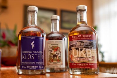Neben dem Rochlitzer Berggeist gibt es auch den Hiddenseer Kräuterlikör und den Usedom Kräuterbitter im Lager in Rochlitz.