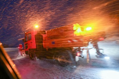 Auf der B180 an der Anschlusstelle zur A4 war der Winterdienst des Landkreises Zwickau im Einsatz.