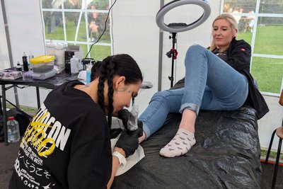 Anati sticht ein Herz auf Marias Knöchel.