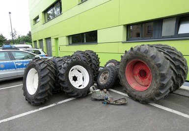 Auf der Ladefläche des Transporters fanden die Polizisten Traktorreifen und Steuerteile.