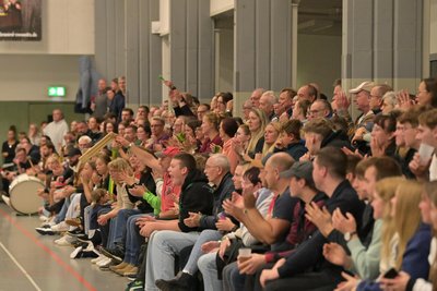 Volle Hütte: Mehr als 300 Handballfans sorgten in der Niederzwönitzer Sporthalle für eine prächtige Atmosphäre.