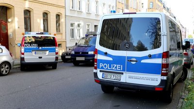 Polizisten durchsuchten am Donnerstag eine Chemnitzer Wohnung und nahmen einen Tatverdächtigen fest.