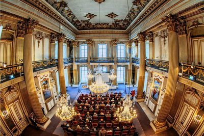 Der Goldene Saal des Schlosses Ludwigslust bekommt neue Fensterdekoration. 