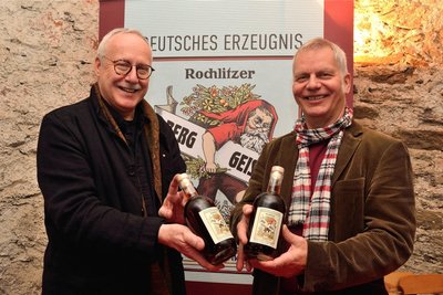 Tilo Braune (li.) und Matthias Grimm haben den Rochlitzer Berggeist wieder auf den Markt gebracht.