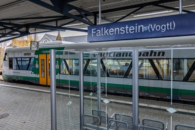 Die Vogtlandbahn am Bahnhof Falkenstein.