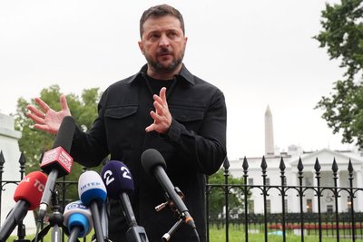 Der ukrainische Präsident Wolodymyr Selenskyj spricht nach dem Treffen mit US-Präsident Trump und den europäischen Staats- und Regierungschefs.