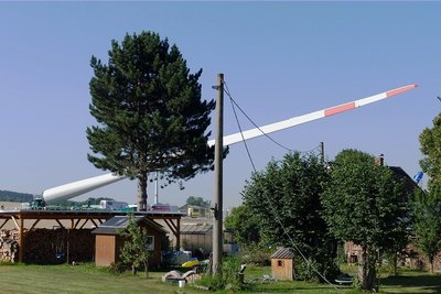 Bevor der Schwerlasttransport mit dem rund 80 Meter langen Rotorblatt ankommt, ist an diesem Strommast (Mitte) nahe der Heinzebank die Stromleitung vorübergehend gekappt worden.