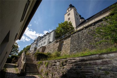 Beim Rundgang „Nordic Walking exklusiv“ führt Frank Zabel die Teilnehmer auch an die Rähme. Dort ist Treppensteigen angesagt.