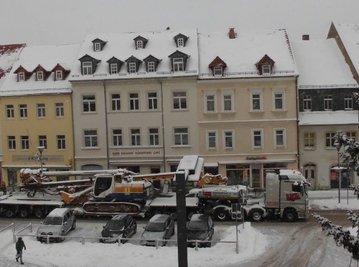 Missglückter Abtransport eines riesigen Bohrgerätes: Erst am Donnerstagnachmittag ging es weiter.