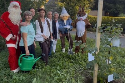 Mitglieder und Freunde des Grünberger Kultur- und Traditionsvereins pflanzten vor der ehemaligen Schule im Ort eine Sommerlinde.