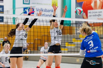 Polina Tschickmarov (links) und Lizzy Friedel streckten sich im Heimspiel des SV 04 Oberlosa vergebens.