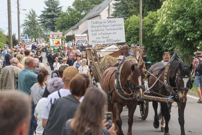 Zahlreiche Besucher schauten sich den Festumzug anlässlich 800 Jahre Kaufungen am Straßenrand an.