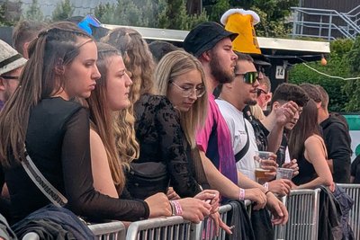 Vor allem jungen Raver drängelten sich am Bühnengraben.