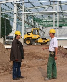 Bauplaner Ralf Kadner (links) erkundigt sich bei Bauleiter Mike Kluge nach dem Stand der Arbeiten an der neuen Halle der Hygiene Oederan Produktionsgesellschaft mbH. 