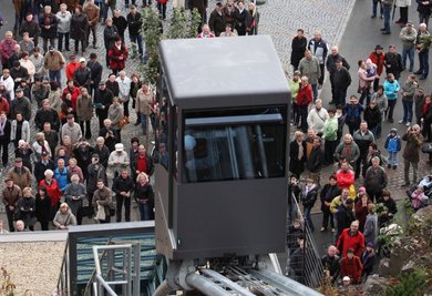 Beispiel Schwarzenberg: In der Erzgebirgsstadt verbindet ein Lift einen im Tal gelegenen Parkplatz mit dem Schloss und der Altstadt.