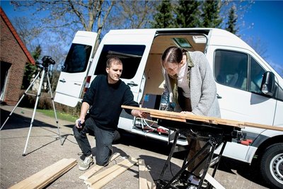Erfüllen sich ihren Traum: Greta Thomas und Hannes Wehrmann bauen sich einen Mercedes-Benz Sprinter zu einem Campervan um. 