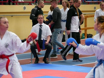 Den Kampf immer im Blick behalten mussten auch die Kampfrichter, wie hier im Bild der aus Sachsen stammende Bundeskampfrichter Alexander Nieß. Mit den blauen und roten Flaggen werden jeweils Punkte oder Verwarnungen für die Wettkämpfer angezeigt.
