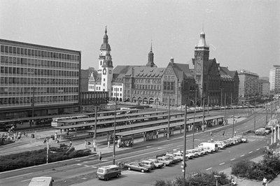 Die Zentralhaltestelle 1990 - 2001 entstand dort der Kaufhof mit seiner gläsernen Fassade.