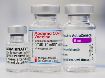Fläschchen der Corona-Impfstoffe von Pfizer-BionTech (l-r), Moderna und Astrazeneca. 