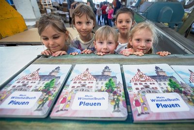 Die Vorschulkinder Arina, Lucy, Jamie, Milena und Emely (von links) freuten sich, dass sie ein Wimmelbuch mit nach Hause nehmen durften.