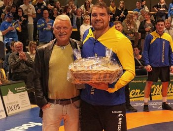 Ringer des Tages wurde Franz Richter (rechts). Das Präsent überreichte Matthias Stark.