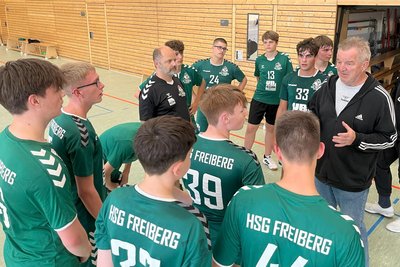 Tipps von einer Vereinslegende: Hans-Werner Schröder (r.) half als Übungsleiter im Dachsecamp mit. Links Kay Lange.