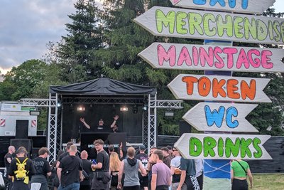 Die Wegweiser leuchteten am späten Abend sicher den Weg übers Festivalgelände.