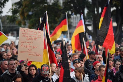  Demonstration des rechtspopulistischen Bündnisses Pro Chemnitz: Mit Deutschland-Fahnen stehen Teilnehmer bei der Demo.