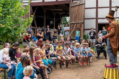Seit 2017 strömen jedes Jahr im September zahlreiche Besucher zu den Hoffesten der Kulturscheune. Akrobatik, Kleinkunst und Musik gehören dann genauso dazu wie Workshops. Im Vorjahr sorgte Janko Lehmann für Lacher im Publikum. 