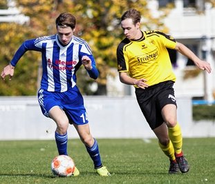 Hans Weinert (l.), hier im Duell gegen Kevin Seifert (r.), stand bei der Germania in der Startelf und machte seine Sache gut. 