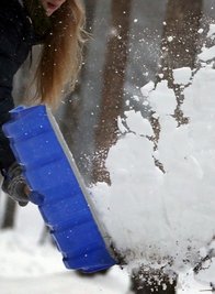 Schnee schippen erfordert jede Menge Kraft, Ausdauer und Zeit.