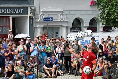 Fußball gab's auch - mit dem argentinischen Balljongleur Mencho.