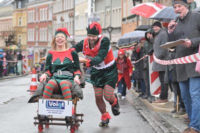 Das schönste Kostüm bei den Erwachsenen hatte das Team die Weihnachtswichtel von physioaktiv Zwönitz – von Michelle Schmidt.