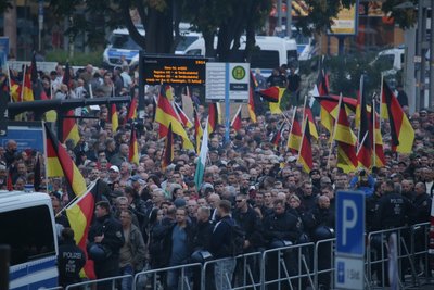 Kurz vor dem Start des Demozuges: Teilnehmer der Pro-Chemnitz-Kundgebung.