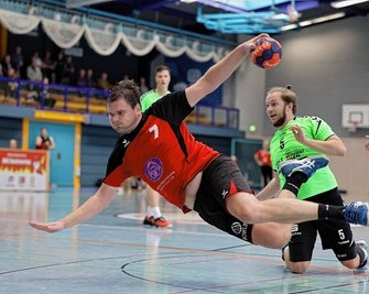 Die Handballer der HSG Sachsenring (rot: Daniel Bergmann) bestritten das Derby gegen den HC Fraureuth mit 30:28 erfolgreich.