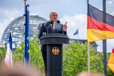 Bundespräsident Frank-Walter Steinmeier spricht beim Staatsakt zu 75 Jahren Grundgesetz auf dem Forum zwischen Bundestag und Bundeskanzleramt in Berrlin.