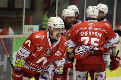 Thomas Reichel jubelt über das Tor zum 2:0.