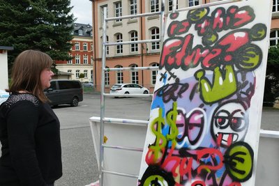 Melissa Roscher vom Kreisjugendring vor einem der Kunstwerke.