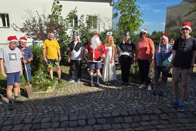 Der Adventskalenderverein in Augustusburg pflanzte ebenfalls ein Bäumchen.