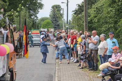 Dorf und Gäste versammelten sich am Straßenrand.