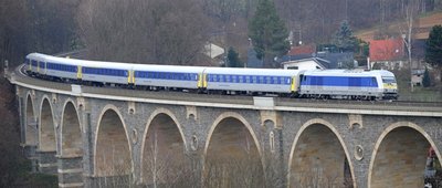 Die Mitteldeutsche Regiobahn setzt auf aufgepeppte DDR-Züge. Die 25 Jahre alten Waggons wurden lackiert, die Innenräume modernisiert. 