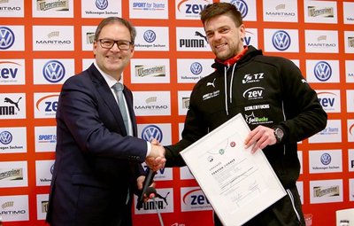 Hermann Winkler, Präsident des Sächsischen Fußball-Verbands, übergibt die Urkunde an Torsten Ziegner.
