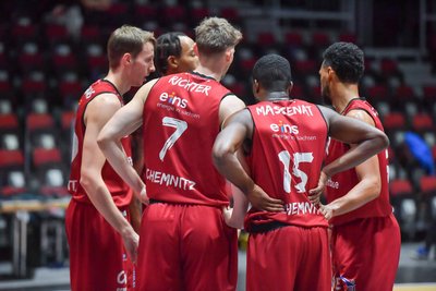 Kein Spiel am Wochenende für die Niners Chemnitz. Die Partie in der Basketball-Bundesliga gegen Würzburg fällt aus, weil viele Spieler des Gegners in Quarantäne sind.