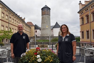 Alexander Ruthe und seine Frau Veronika führen seit 2019 das Schlossrestaurant im Torhaus auf Schloss Voigtsberg in Oelsnitz. Von der Eröffnung des Bergfrieds Mitte Mai hatte sich das Paar mehr versprochen. 