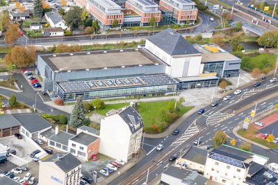 Das Plauener Stadtbad an der Hofer Straße war am frühen Samstagvormittag Ziel von Graffitisprühern.