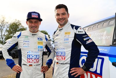 Julius Tannert (l.) geht neue Wege. Mit Pirmin Winklhofer startet er dieses Jahr bei der „Erze“ das erste Mal in einem Porsche.