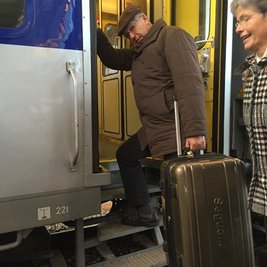 Volker Uhlmann aus Chemnitz hat Mühe, mit Gepäck in den Waggon einzusteigen. 