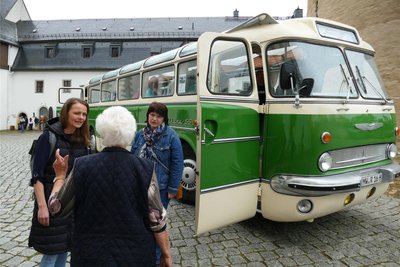 Christiane Schlegel (l.) vom Schloss Wildeck und Tina Kurz (3. v. l.) suchten den Austausch mit Teilnehmern.